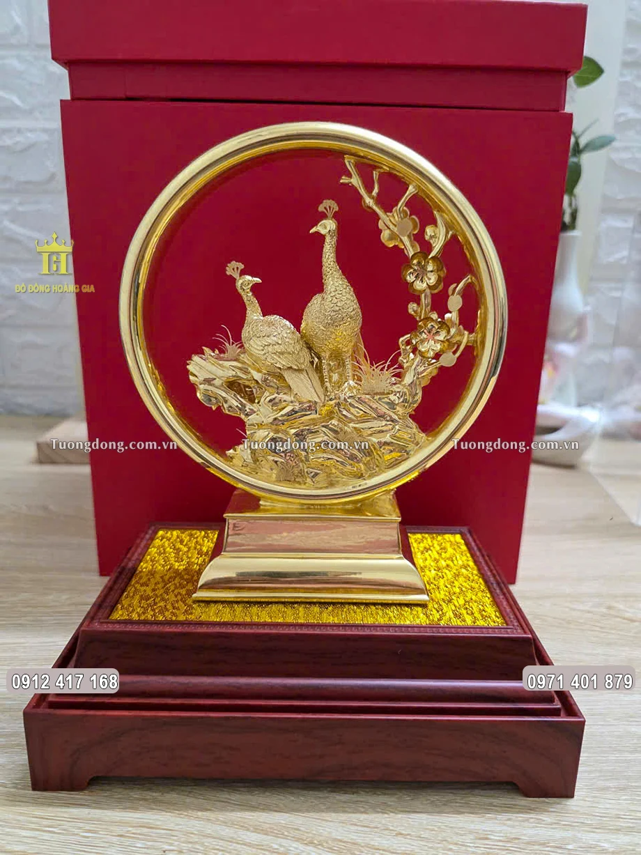Vật phẩm được đặt trên đế gỗ nâu trầm chắc chắn